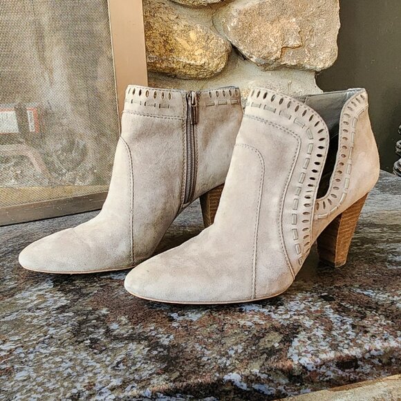 Vince Camuto Reeista Gray Suede Leather Ankle Booties Size 9.5 - Picture 1 of 16